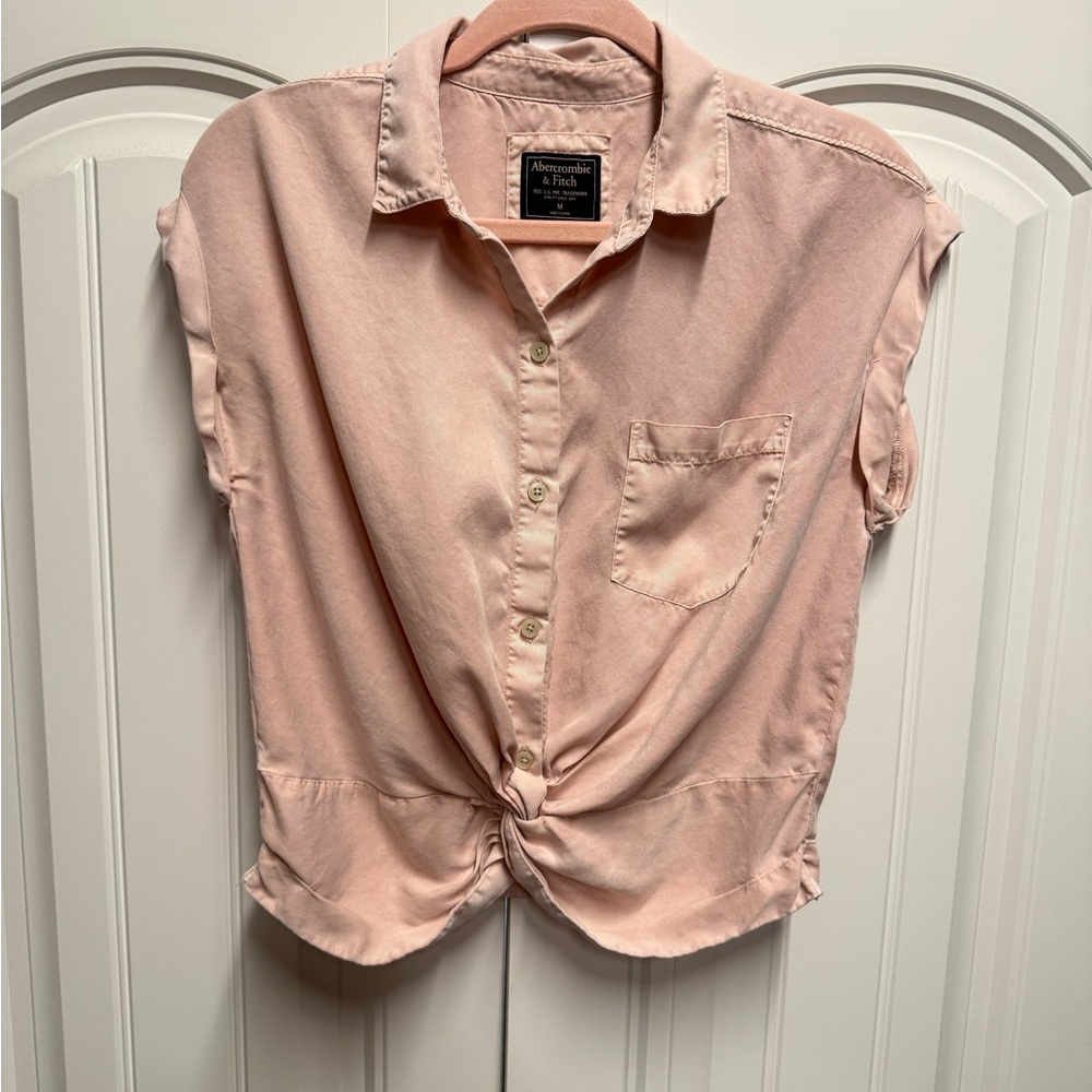 Soft pink, Uptown Girl A & F Chambray Button-Down Top Twist Front, size M